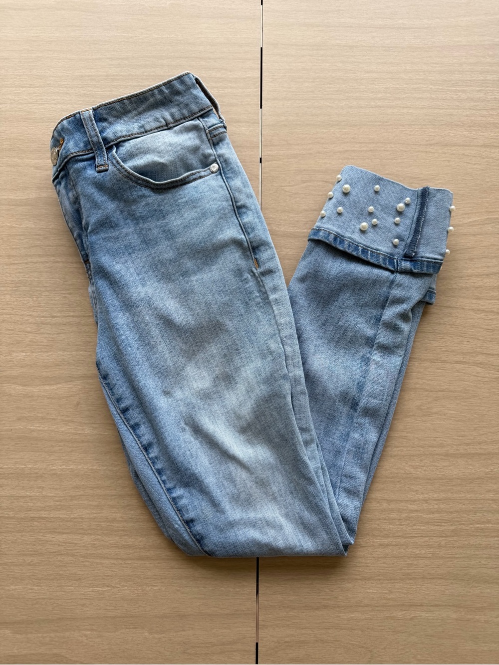 Guess Women’s Light Blue Skinny Jeans with Pearl Cuff Size 27